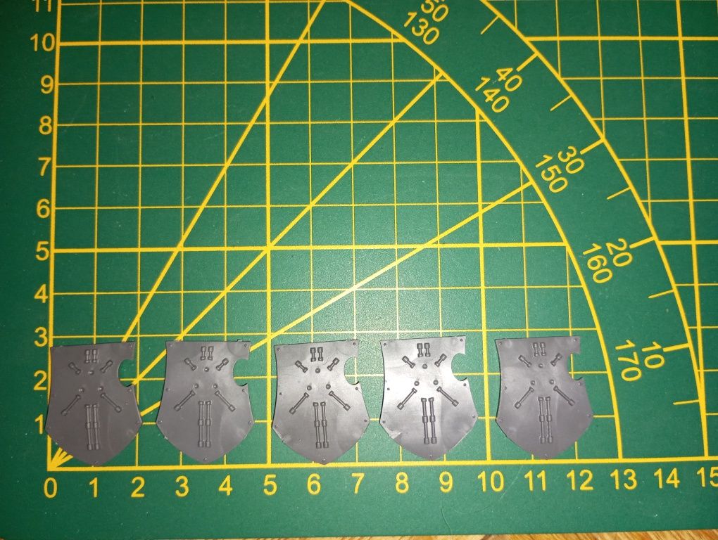 Warhammer zestaw 5 dużych tarcz