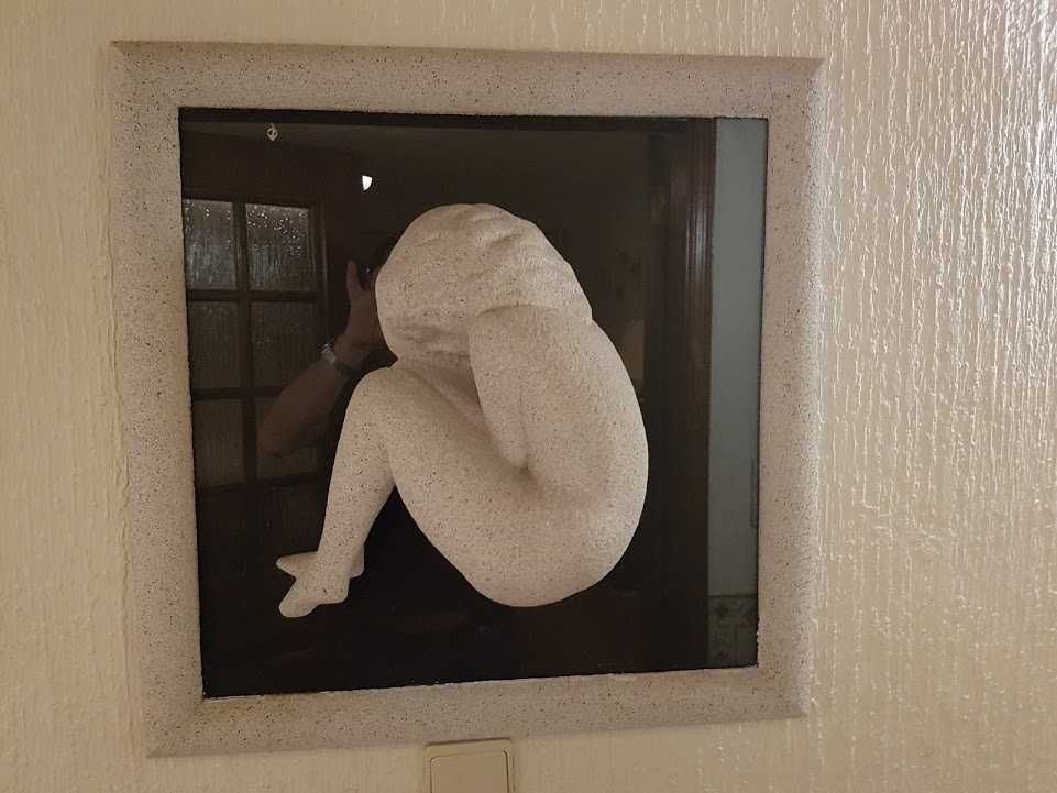 Quadro com figura e moldura em areia a alto relevo