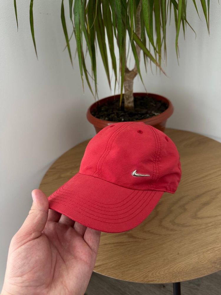 Червона Кепка Nike З Металевим Логотипом