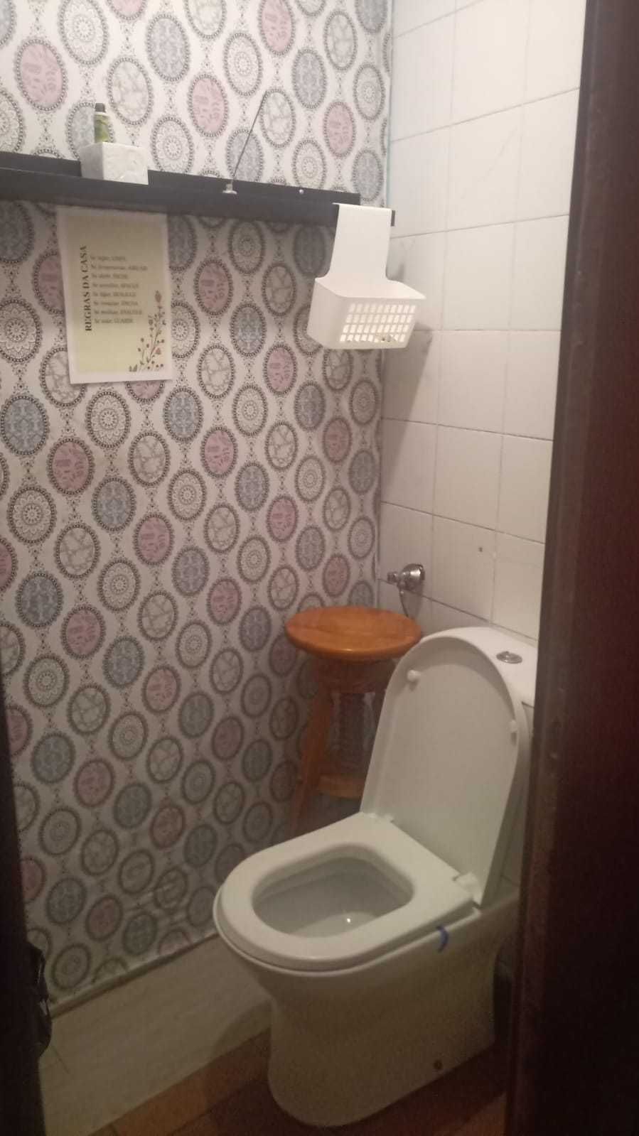 Alugo camas casa com bastante espaço e quintal.