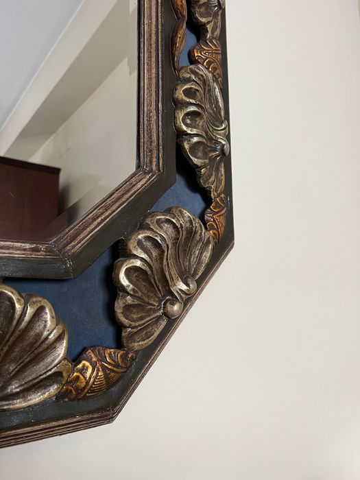 Espelho metálico quadrado com motivos prateados e dourados