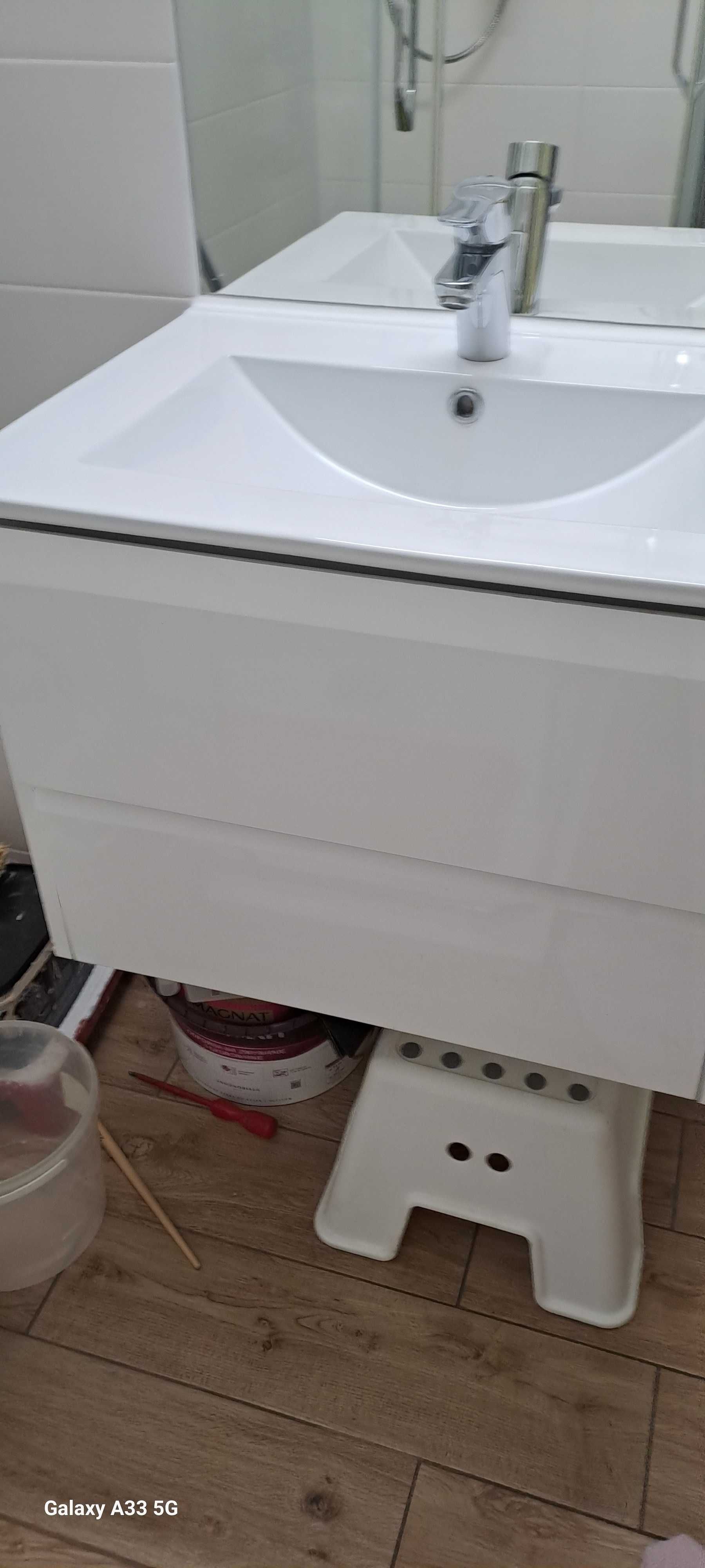 Umywalka łazienkowa z wiszącą szafką