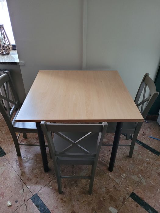 Krzesło, stół, komplet