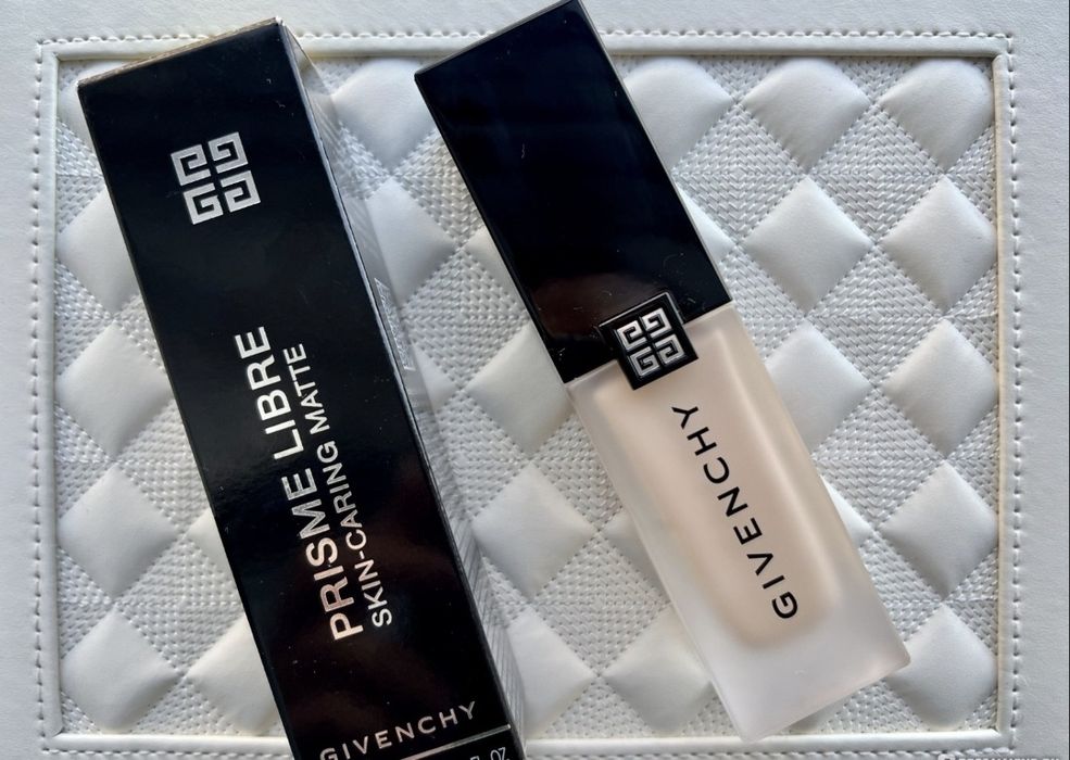 Тональний крем Givenchy Prisme Libre Skin-Caring Matte Foundation