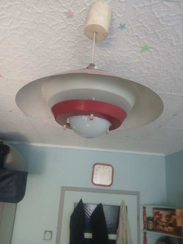 Czerwona lampa sufitowa UFO w stylu skandynawskim, Polska, lata 60 70