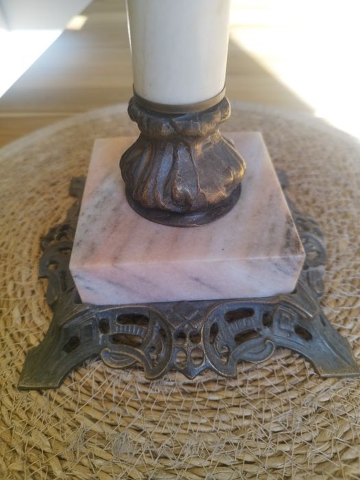 Nowa lampa naftowa z Krosna na marmurowej postawie.