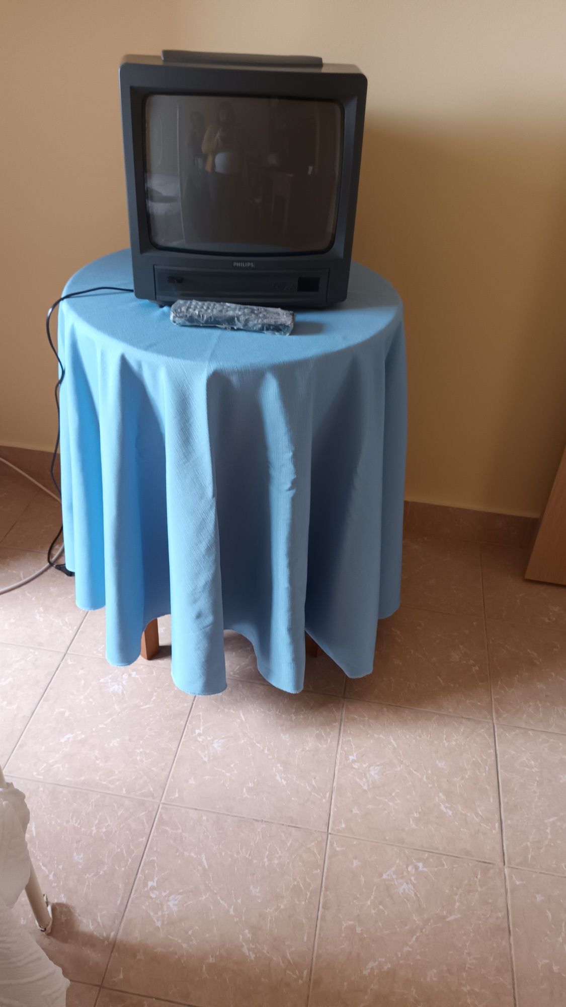 Vendo televisao,mesa e camilha