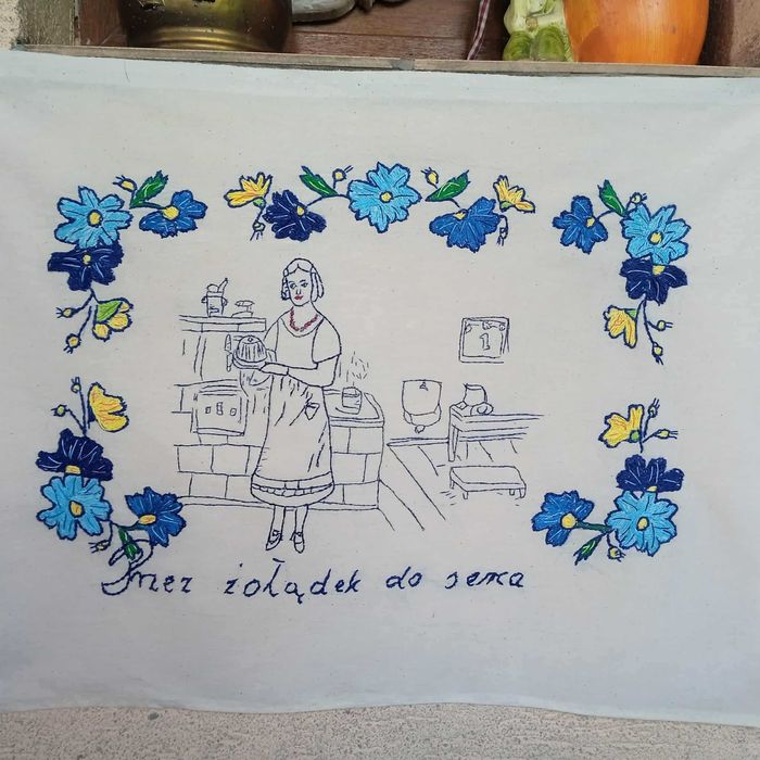 Makatka ścienna ręcznie haftowana nowa.Prze żołądek do serca.