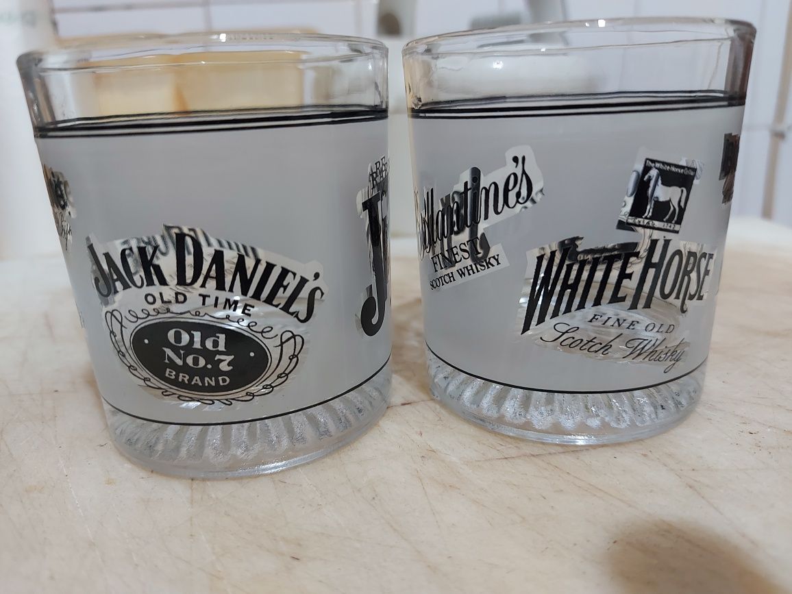 Dois copos de colecção para whisky.