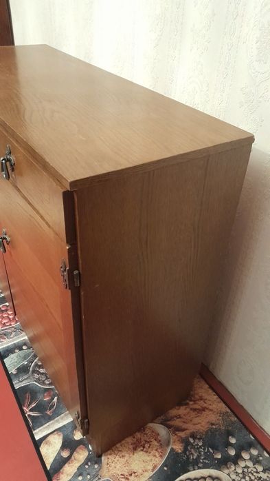 Komoda drewniana z pięknymi stylowymi okuciami