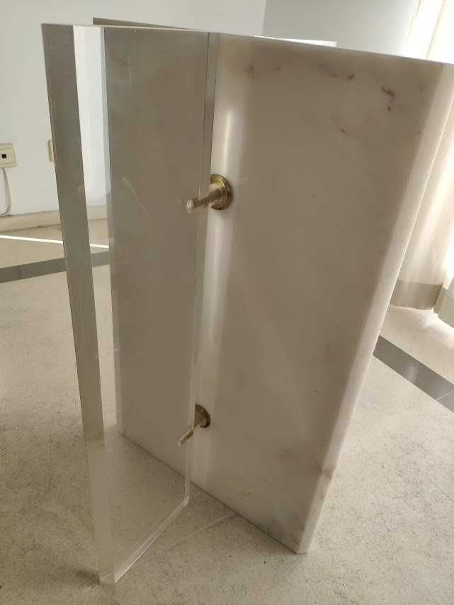 Mesa de Jantar 2x1m tampo de vidro, bases de acrílico e mármore