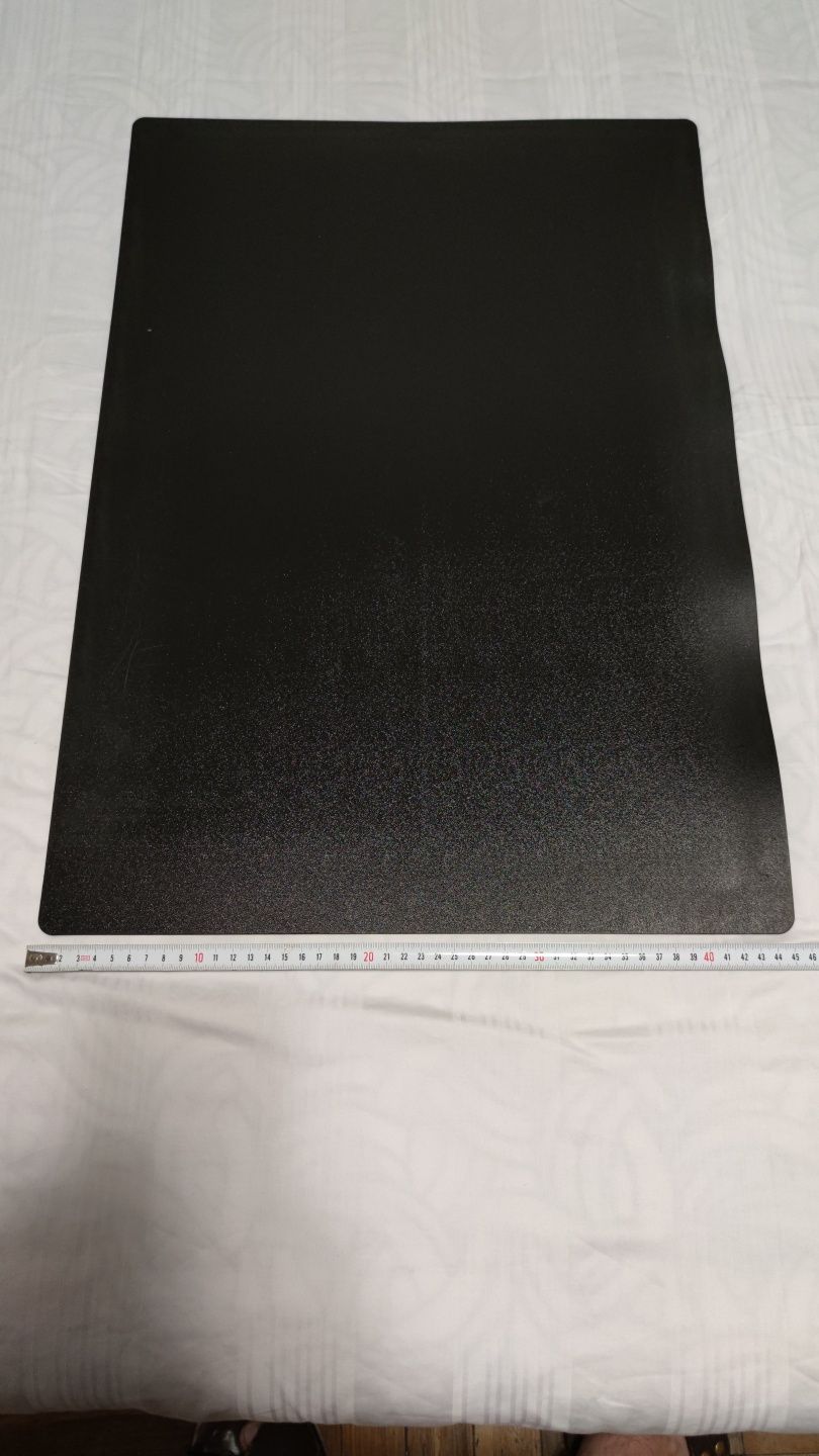 Накладка черная из ПВХ для письменного стола.
