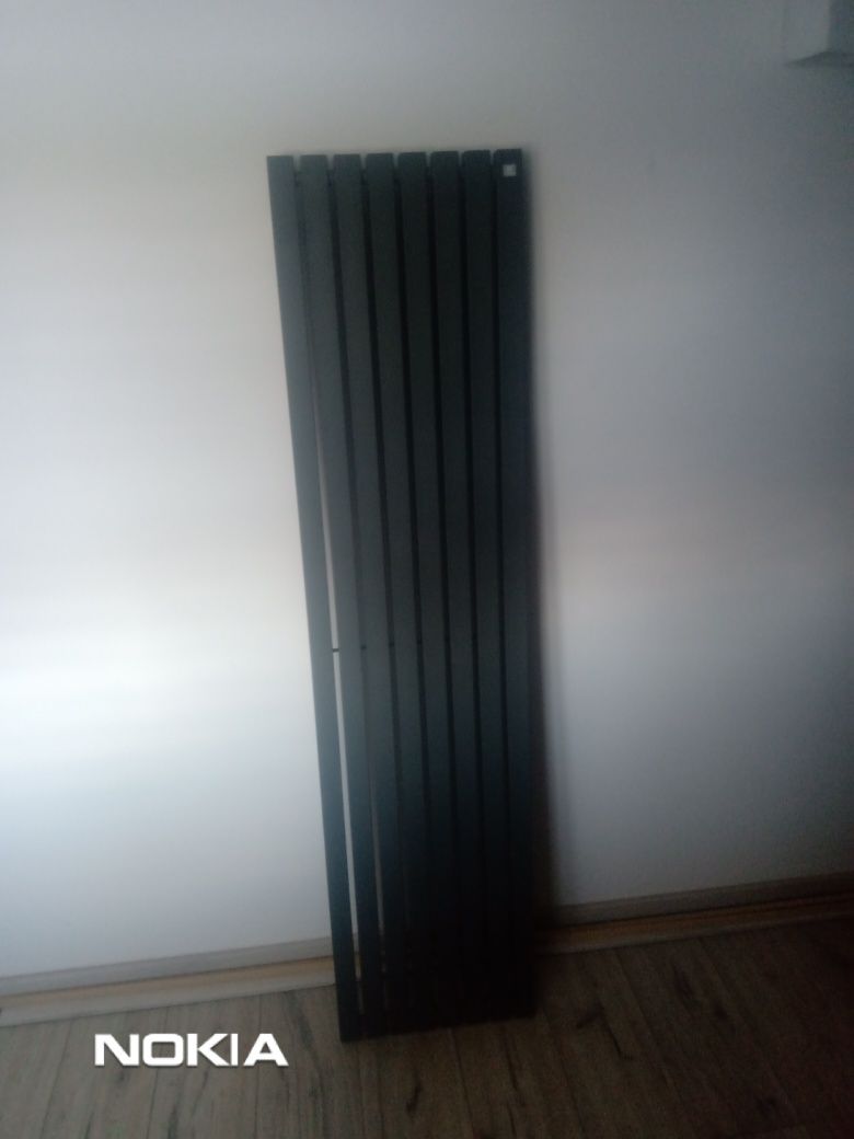 Grzejnik grafitowy nowy z zaworami 160 na  40  cm