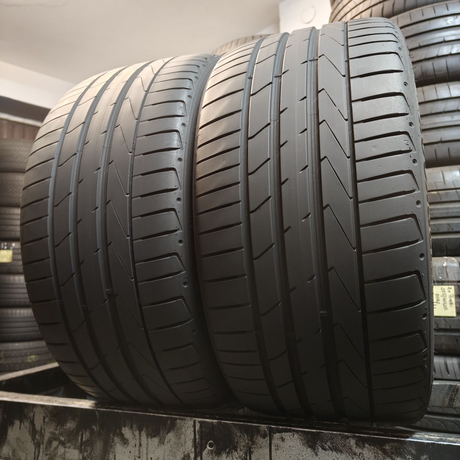 255/35/19 XL Sprzedam parę opon letnich Hankook