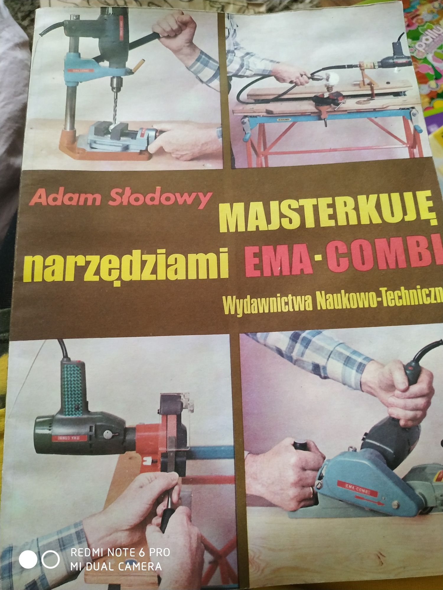 Majsterkuje narzędziami. 1986