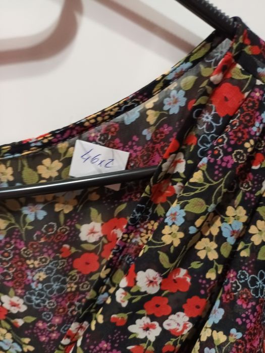 Delikatna sukienka w kwiatowy wzór 36