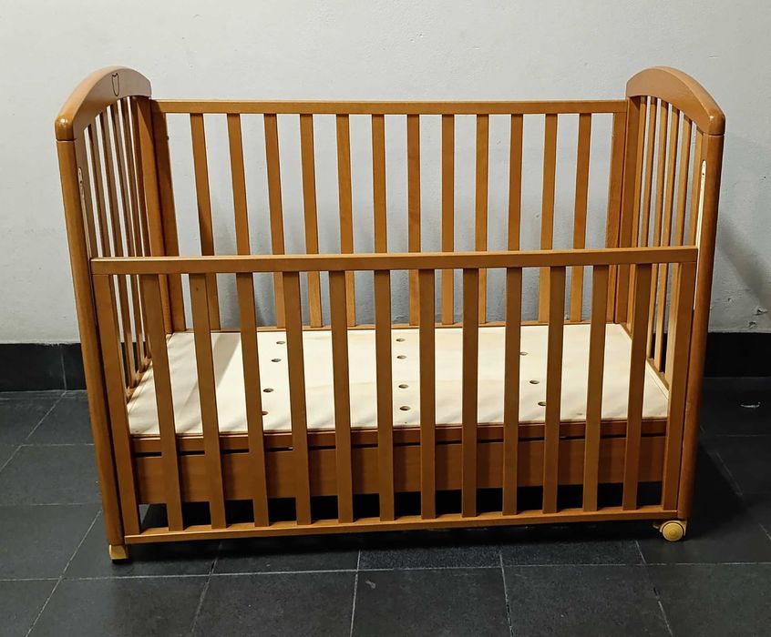 Berço/cama de bebé com grades da Prénatal. Oferta de colchão