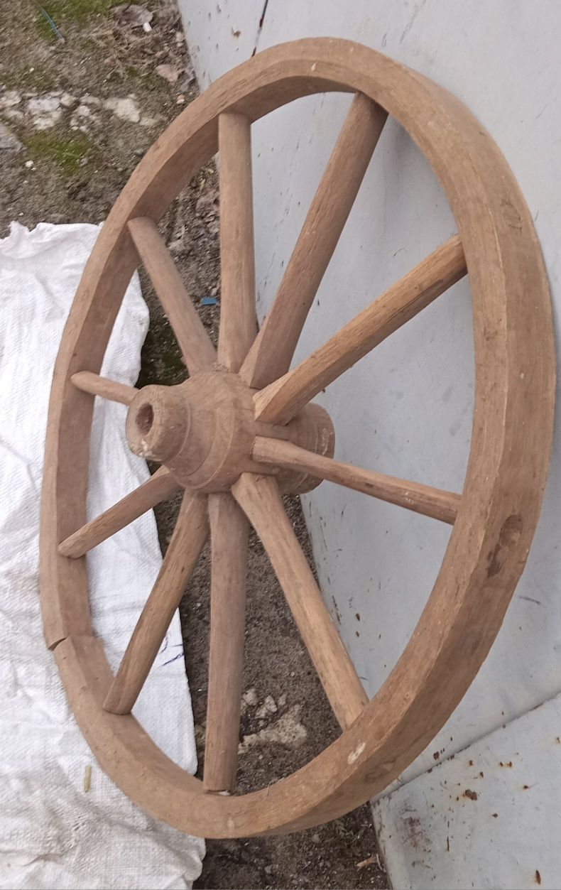 Деревянное колесо к телеге.
