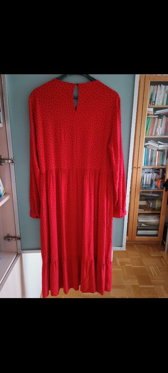 Piękna czerwona sukienka w czarne groszki