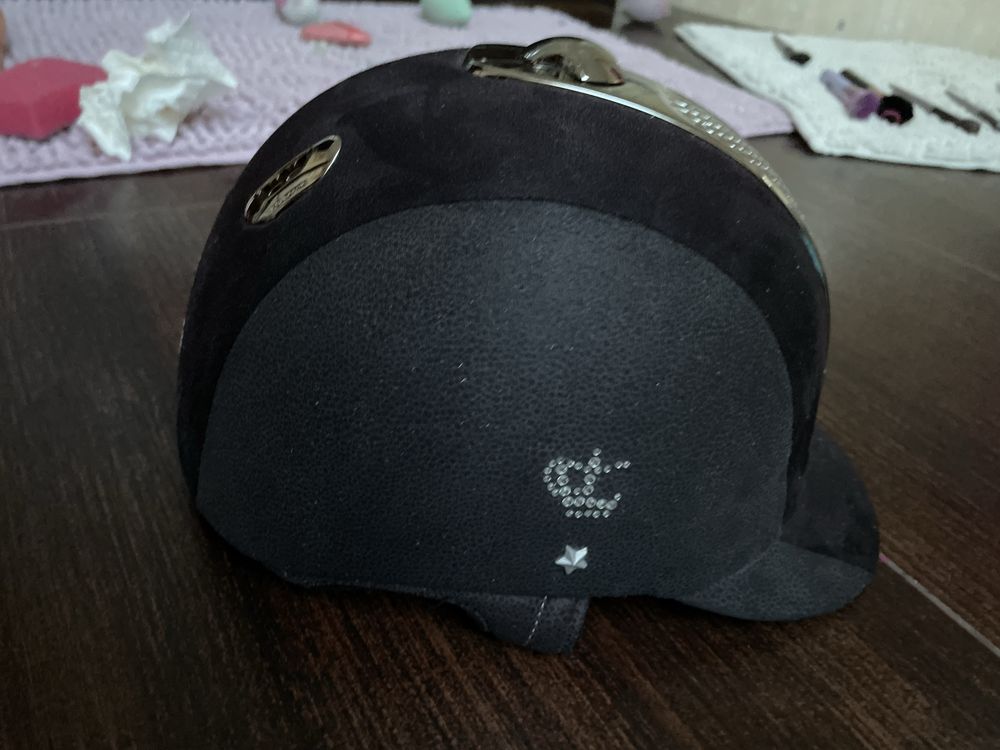 Kask jeździecki cały czarny ze srebnymi ozdobami