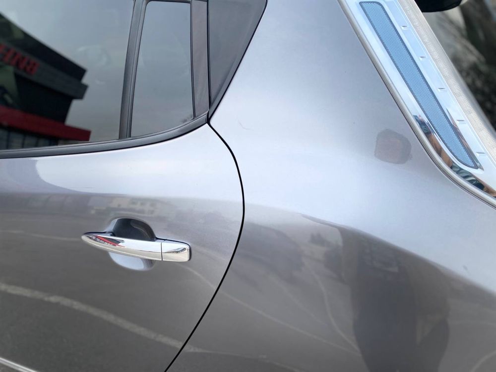 Продам Nissan Leaf.