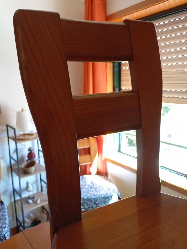 Mesa de jantar c/ cadeiras e aparador