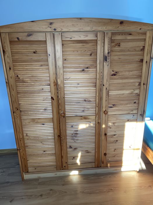 Szafy z frobtami z drewna naturalnego