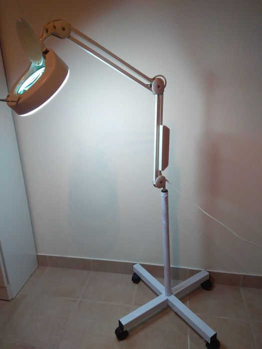 Lupa de Estética com Luz, 3 dioptrias e pé rodado