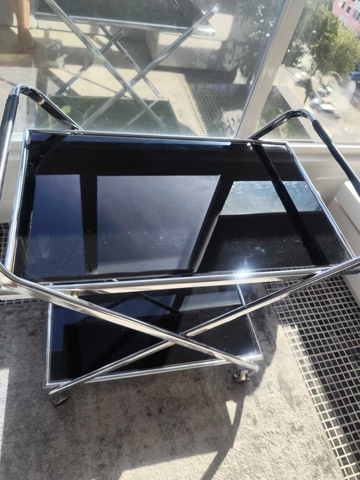 Carrinho em vidro preto.