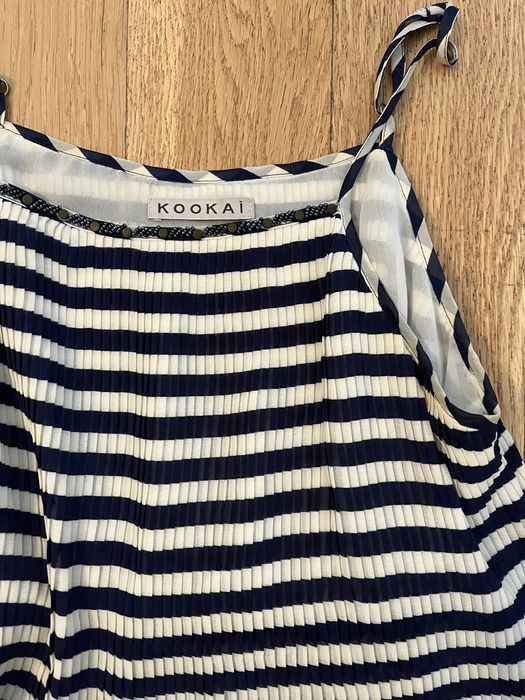 blusa de alças branca e azul