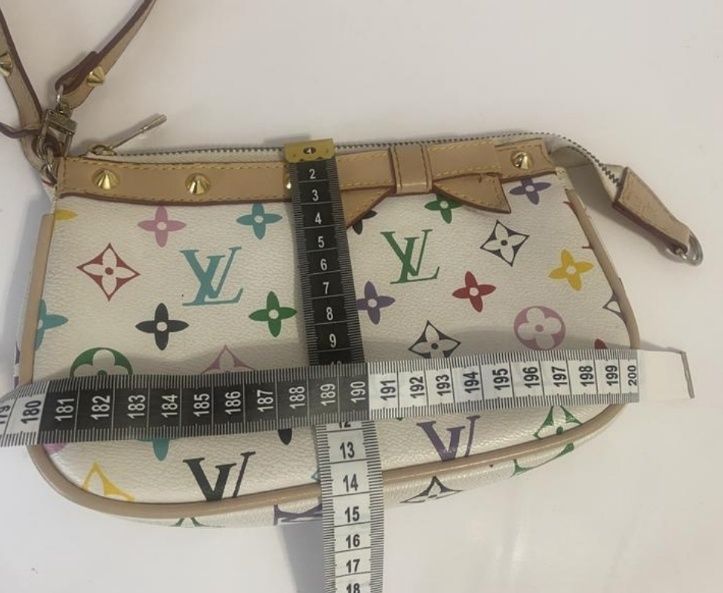 сумочка від Louis Vuitton.