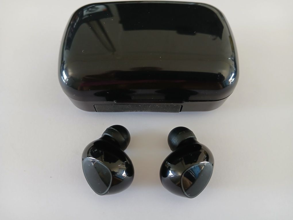 Earphones bluetooth.