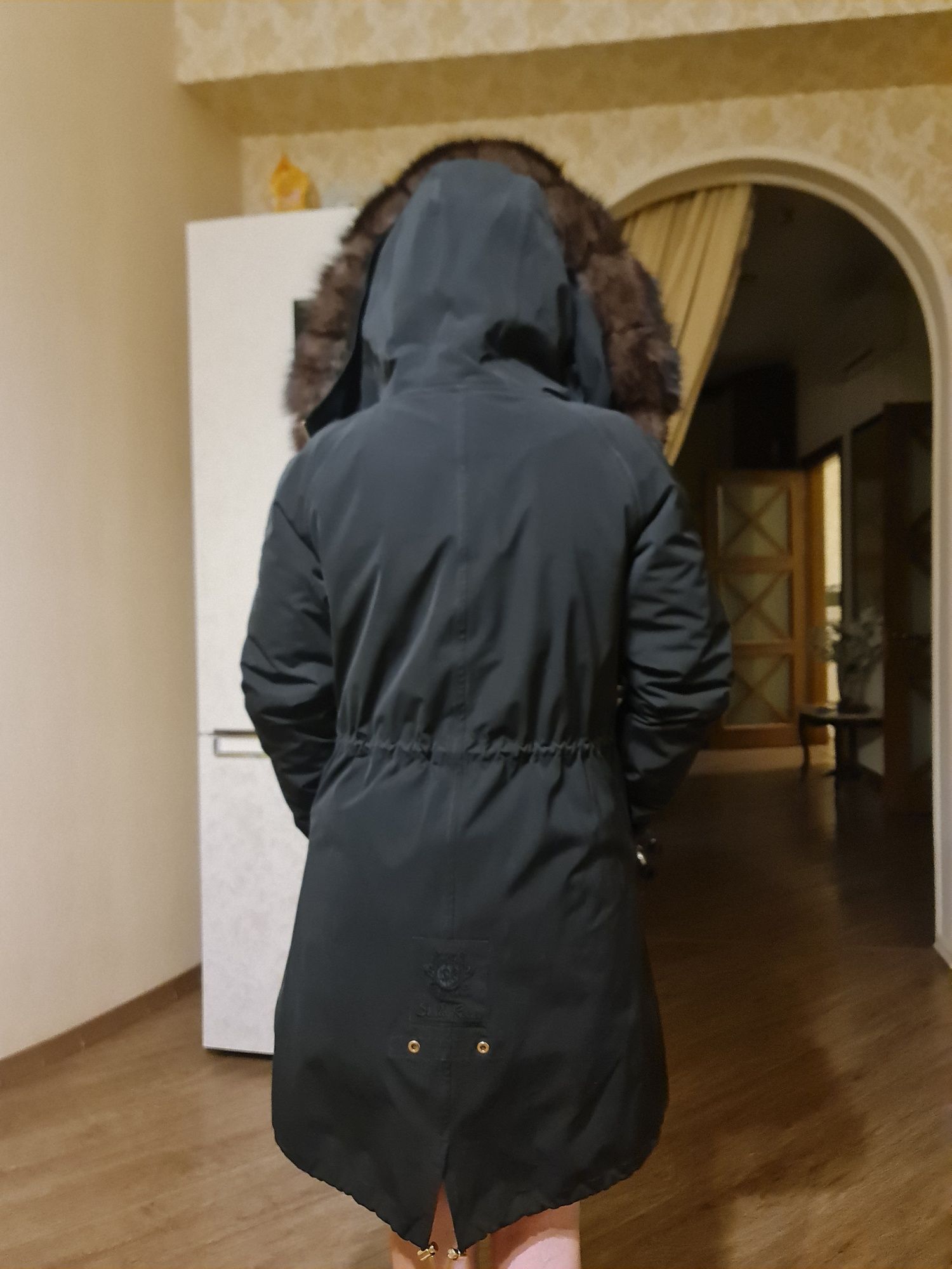 Продам женскую итальянскую куртку-парку, натуральный мех.