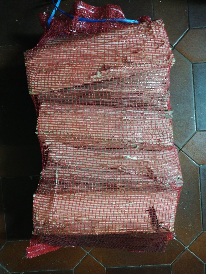 Lenha de eucalipto em sacos