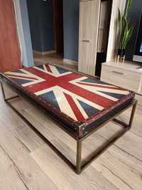 Nietypowy stolik kawowy obity skórą z flagą Wielkiej Brytanii