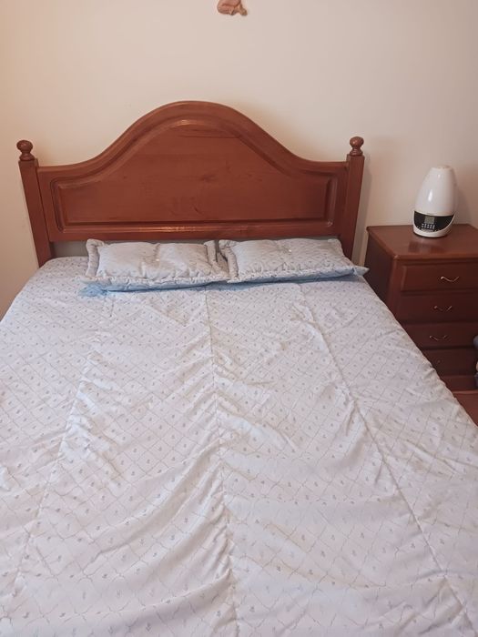 Vendo cama mesa de cabeceira