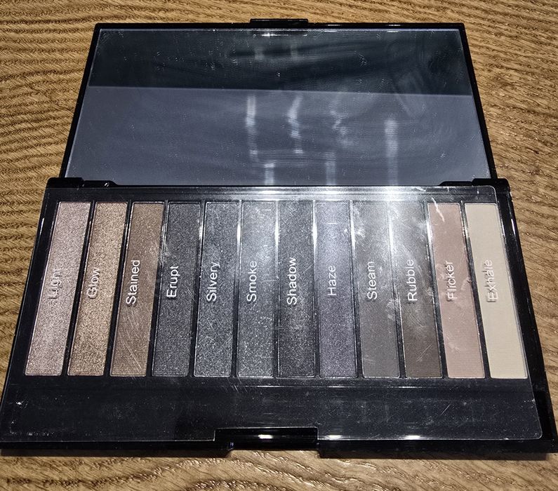 Revolution paleta 12 cieni Iconic Smokey