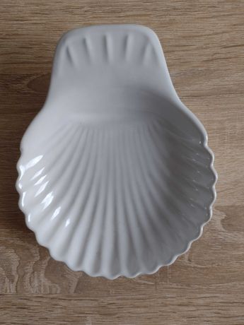 Ceramiczna mydelniczka w kształcie muszli