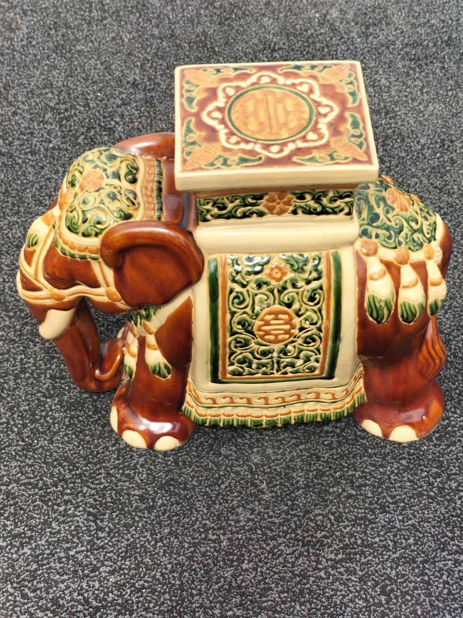 Elefante / Banco de Jardim em Cerâmica Oriental