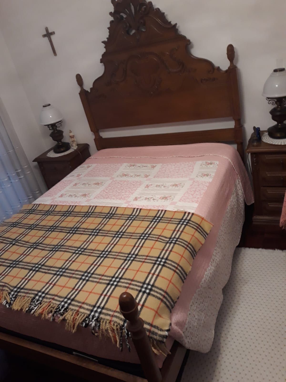 Mobília de quarto ( cama, mesinhas cabeceira e cómoda)