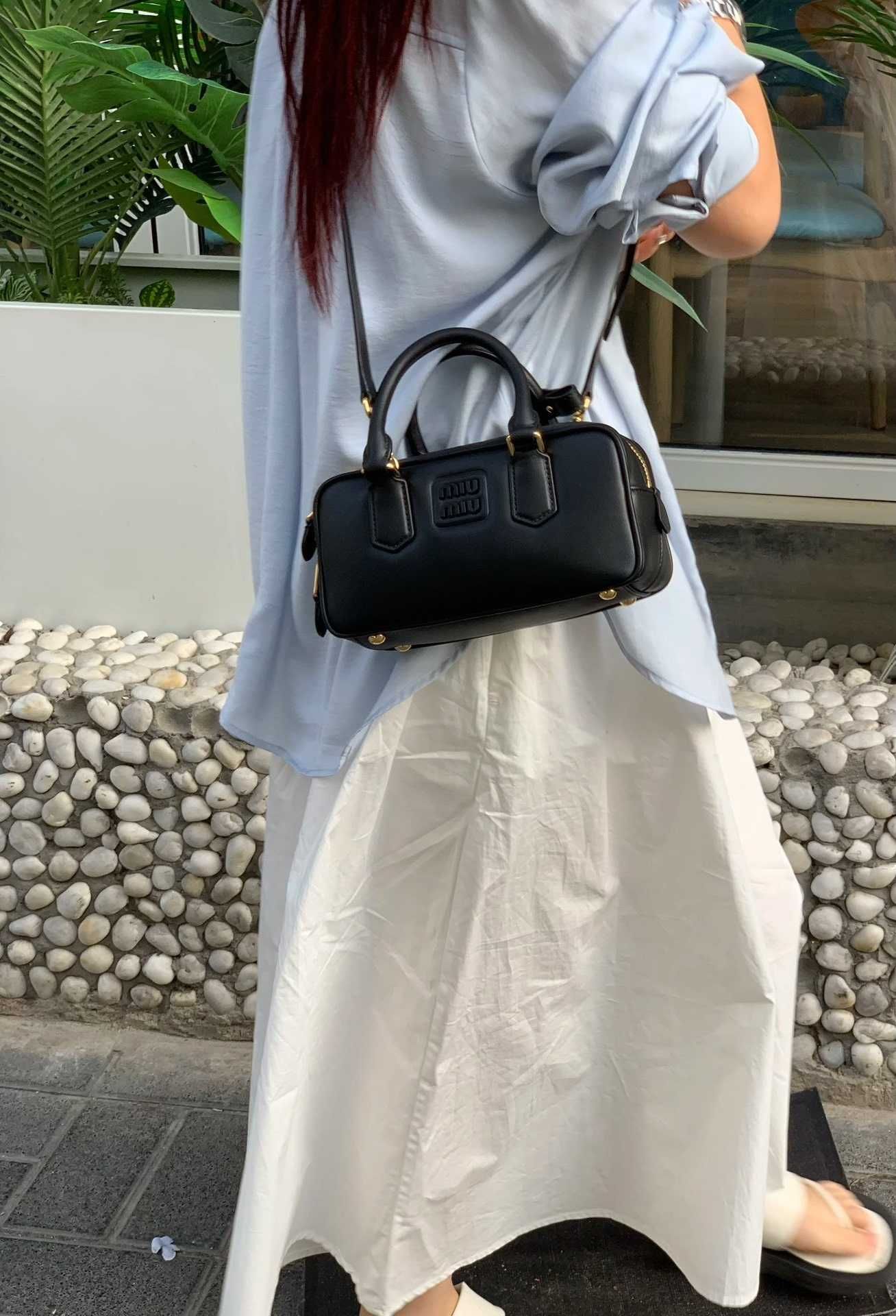 MiuMiu Czarna Mini Torba Plażowa Z Frędzlami Letnia