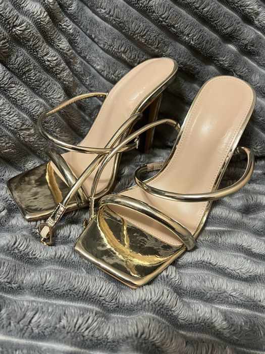 Босоніжки на каблуку золоті