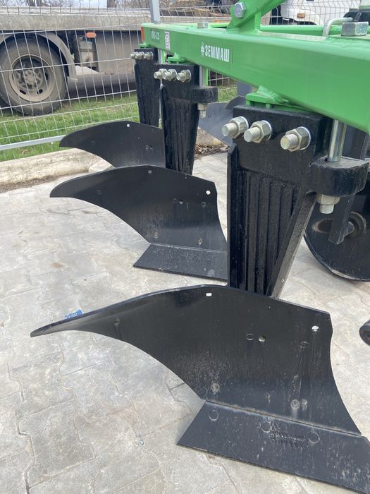 Плуг 3 корпусний , є доставка