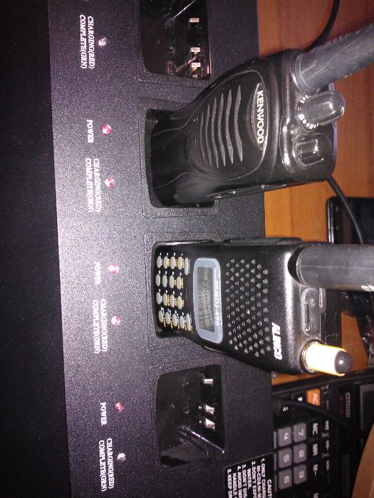 Зарядное устройство KSC-6/31R для радиостанций Kenwood.