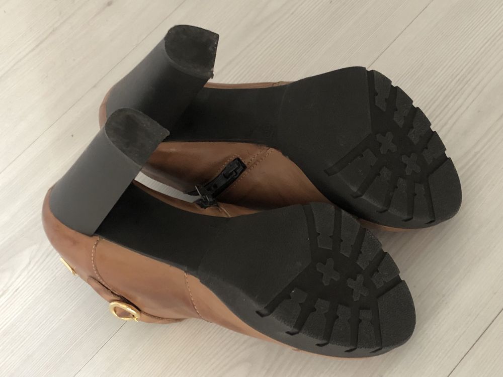 Botins castanhos em pele “In Shoes”