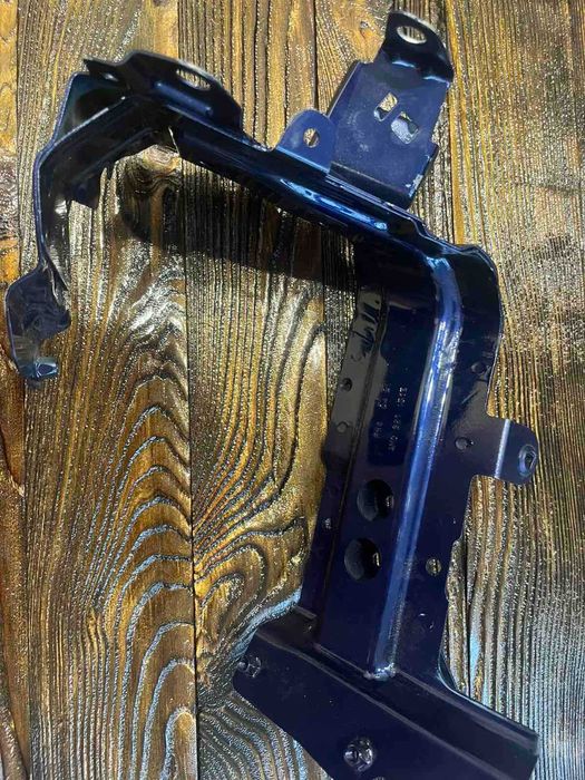 Кронштейн кріплення крила лівого Audi Q7 2 4M  рестайл Ауді