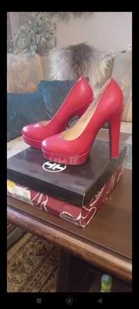 Buty czerwone lakierowane