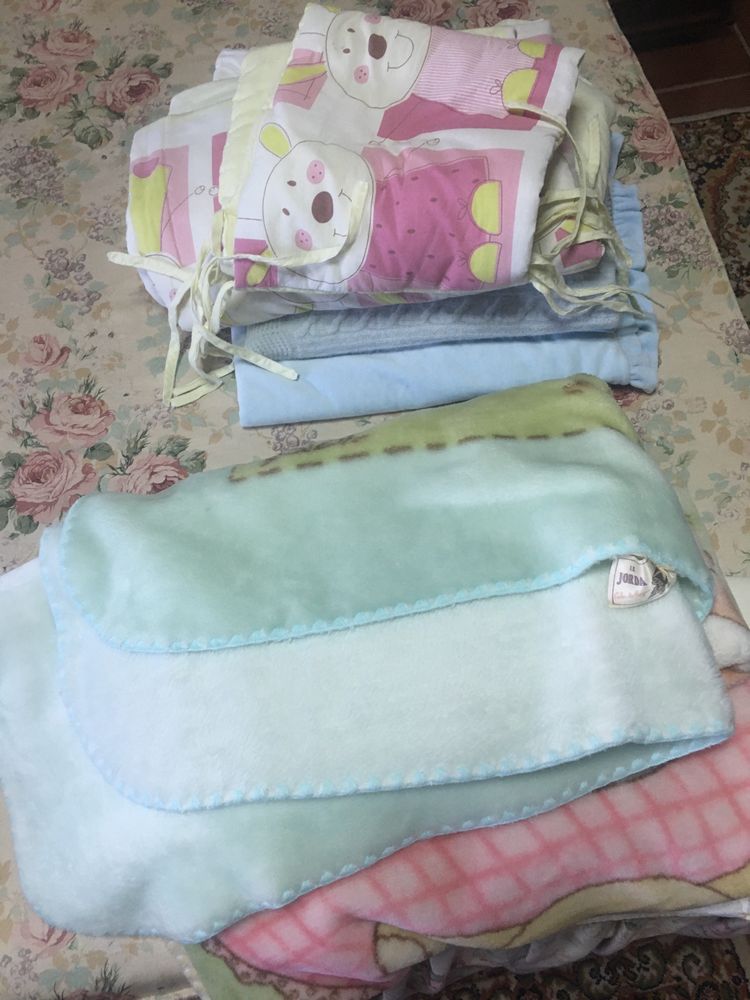 Cama de grades com colchão e roupa