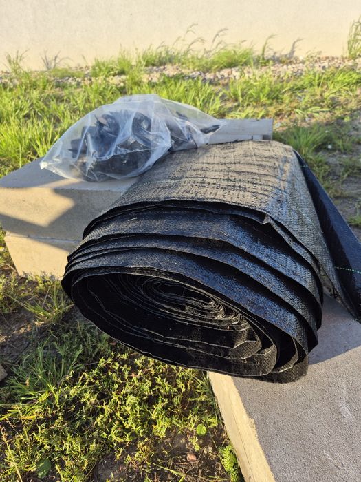 Agrotkanina około 40m x 0.8m plus kotwy