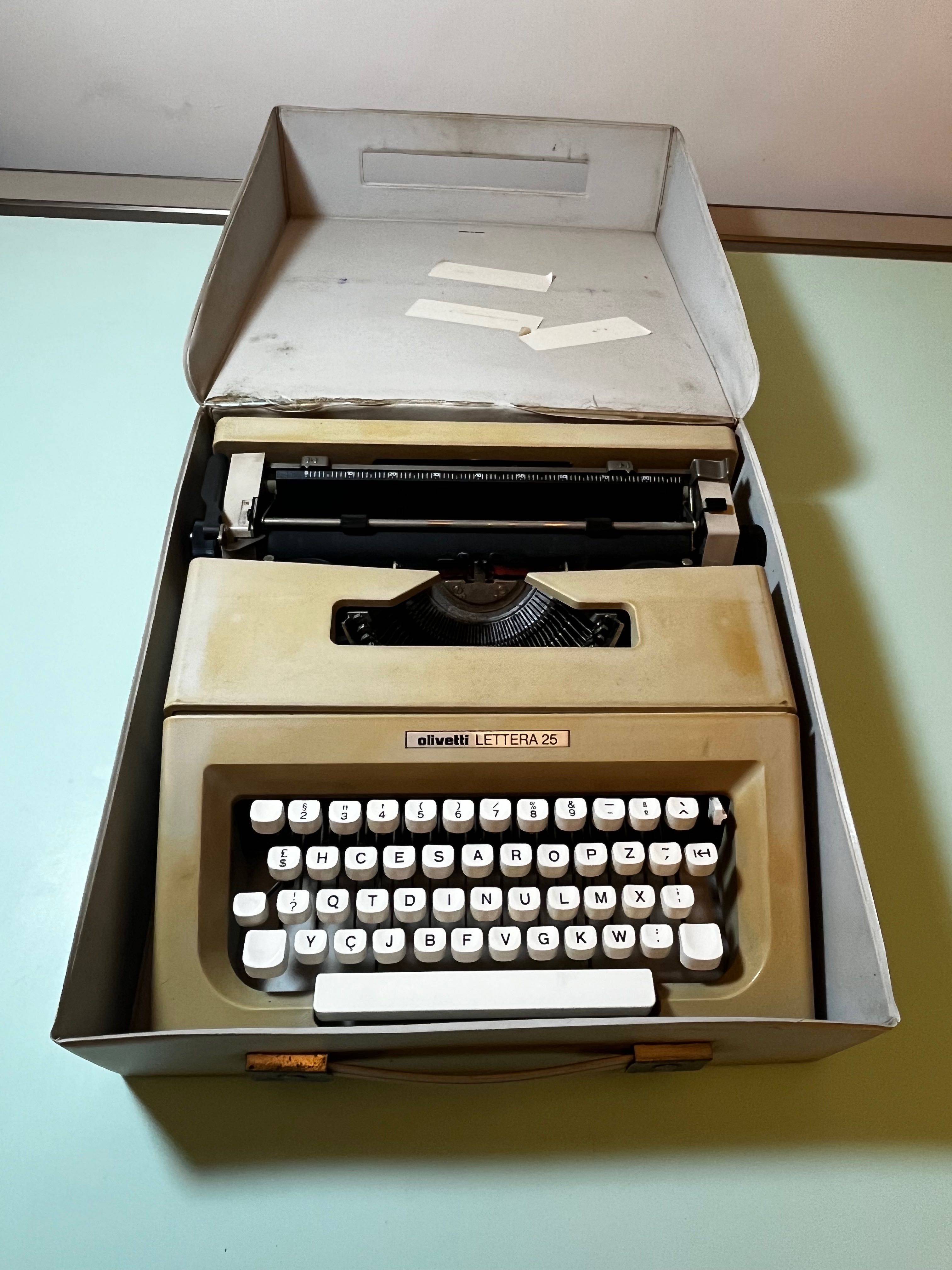 Máquina de Escrever Olivetti Lettera 25